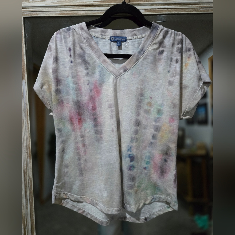 Democracy Tie-Dye V-Neck Women Top Size Small - Picture 2 of 4